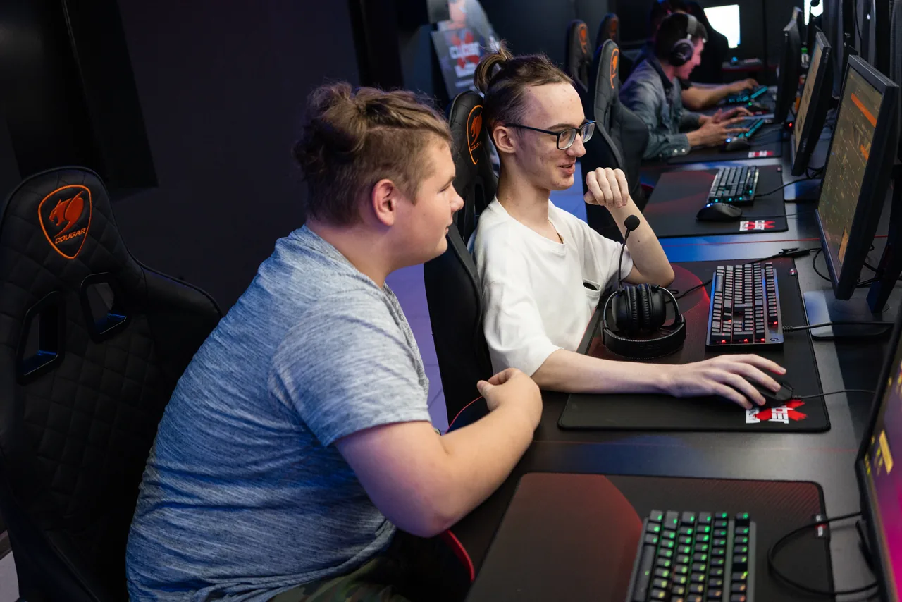 Гости у игровых ПК в CyberX Алтуфьево