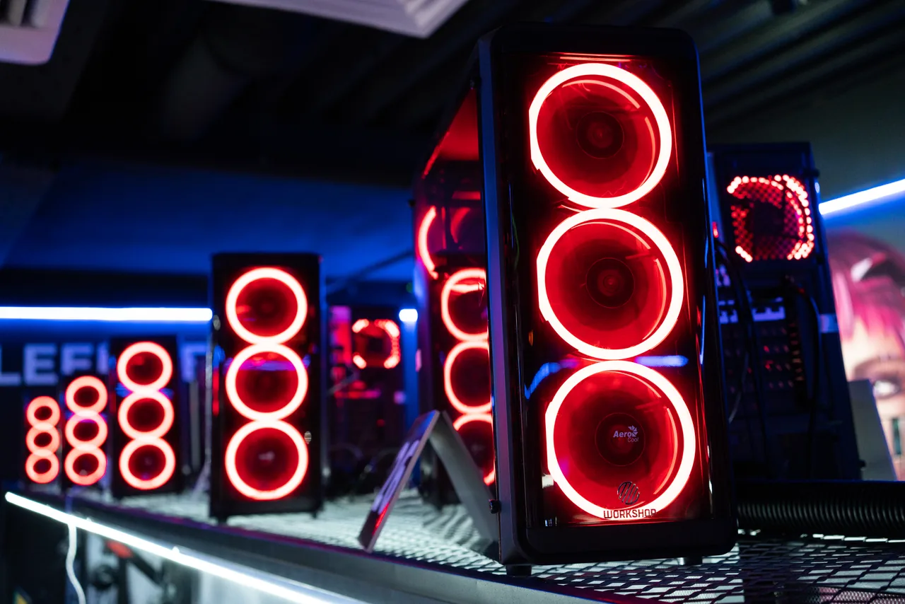 Игровые ПК с красной RGB-подсветкой в CyberX Алтуфьево