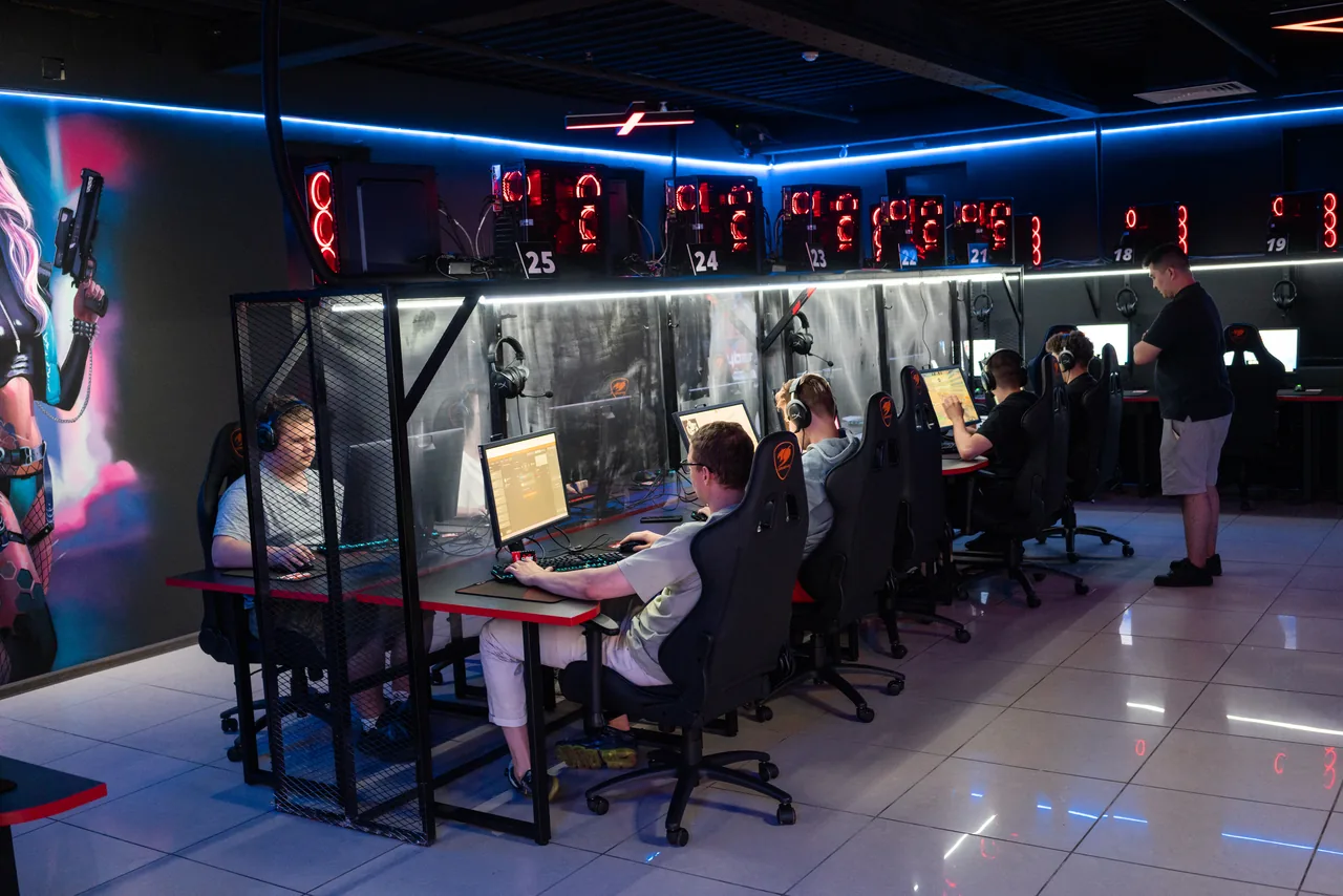 Игровые ПК и подсветка общего зала CyberX