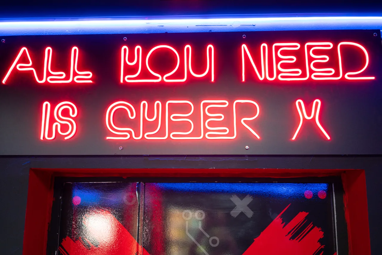 Вывеска CyberX в интерьере клуба Алтуфьево